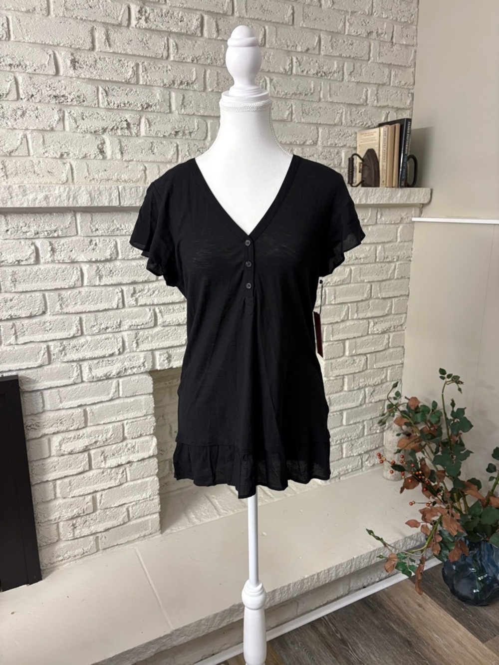NWT Vince Camuto Black Flutter SleeveHenley V-Neck Top Size Small